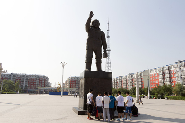 三下乡自动化学院新航向志愿服务队参观龙江县志刚广场